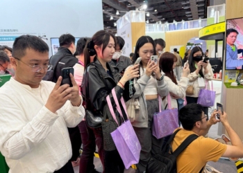 ▲嘉義市警局首創AR實境互動防詐遊戲，一開幕即吸引現場民眾爭相體驗。(圖/嘉義市政府提供)