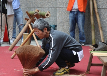 ▲執業經驗多年邱錦雲老師現場演示剖香腳。(圖/嘉義市政府提供)