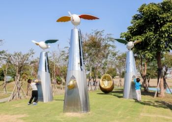 ▲民雄運動公園新地標，羅嘉惠作品「我的天鵝啊」。(圖/嘉義縣政府提供)