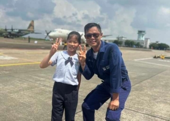 ▲擔任小小說明員之一的杜曼蓉同學與任職於屏東空軍基地前來支援活動的爸爸驚喜相遇。(圖/嘉義市政府提供)