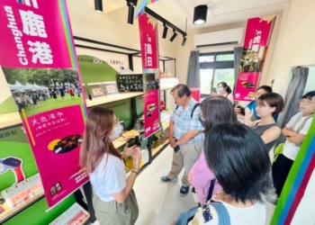 ▲縣府在斗六中區區域性青聚點辦理聚市集，邀請中部六縣市20多個地方創生團隊參與。(圖/雲林縣政府提供)