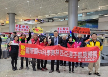 ▲北興國中校長張仁澤親赴機場，迎接校友王銓毅榮耀歸國。（圖／嘉義市政府提供）