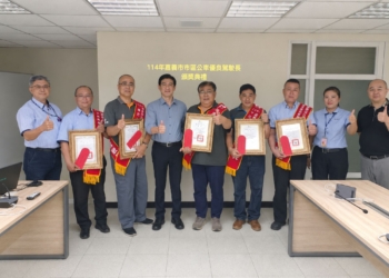 ▲嘉義市肯定第一線公車駕駛長周全的公共服務，公開表揚許錫振、羅國榮、王承豐、紀錦松及曾詠誠等5位優秀駕駛長。(圖/嘉義市政府提供)