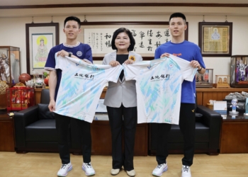 ▲雲林之光 李芳任李芳至勇奪瑞士羽球公開賽男雙冠軍 張麗善縣長期勉:前進2028洛杉磯奧運。(圖/雲林縣政府提供)
