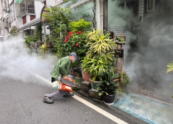 ▲嘉義縣衛生局與鄉公所至感染者居家周圍，進行化學防治措施。(圖/嘉義縣政府提供)