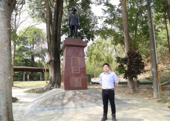 ▲與市府對口的中華電信高級工程師林裕敦，正是矗立蘭潭的銅像主人林清求之孫。（圖/嘉義市政府提供）