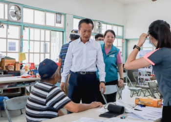 ▲縣長翁章梁至義診現場關心民眾身體狀況。(圖/嘉義縣政府提供)