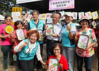 ▲長輩開心向縣長翁章梁展示學習成果。(圖/嘉義縣政府提供)