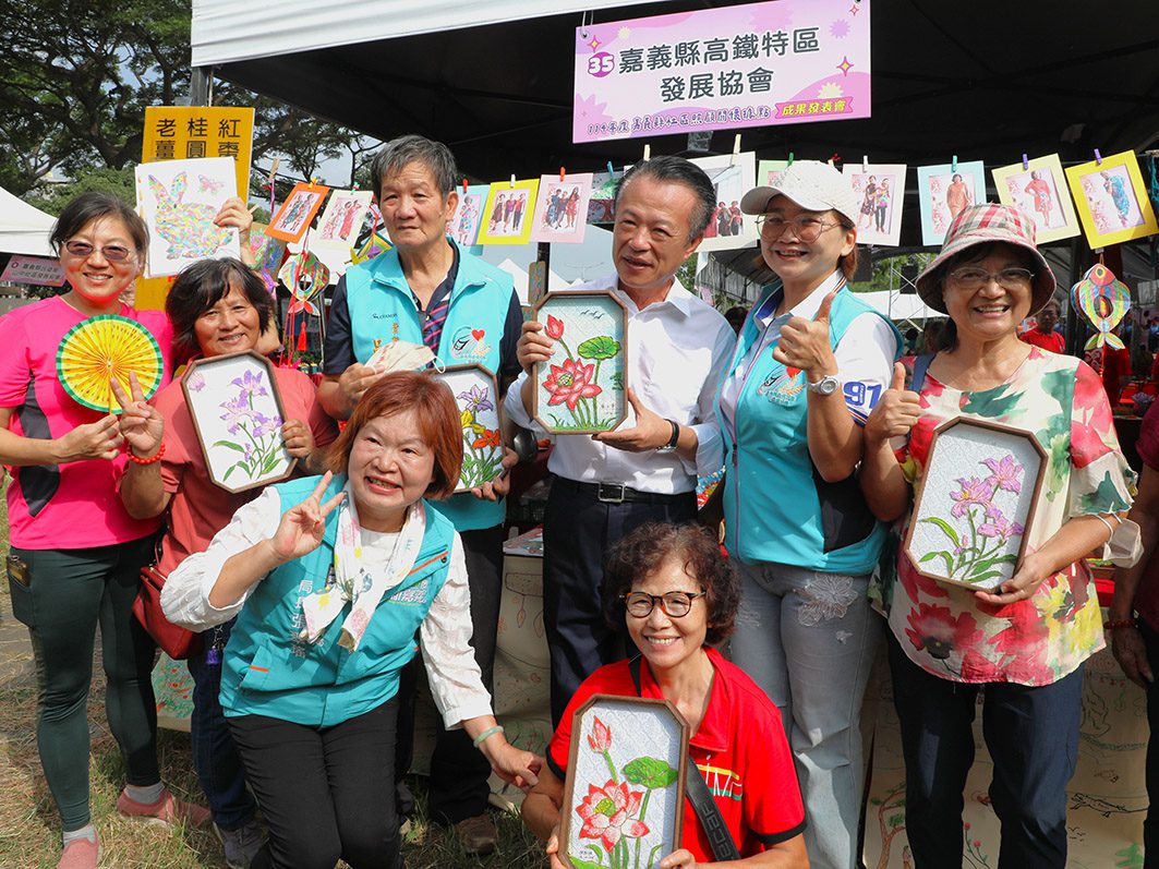▲長輩開心向縣長翁章梁展示學習成果。(圖/嘉義縣政府提供)