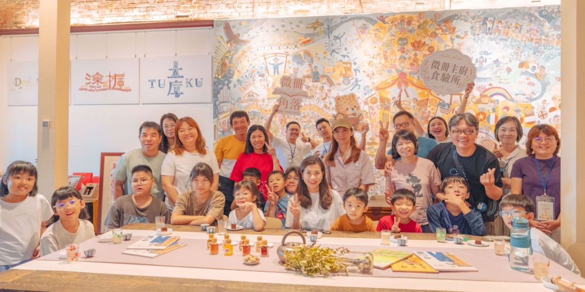 ▲參與民眾與講者於土庫萬得醫院溫馨合影，共享書香與油香時光。（圖/雲林縣政府提供）