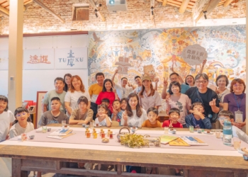 ▲參與民眾與講者於土庫萬得醫院溫馨合影，共享書香與油香時光。（圖/雲林縣政府提供）