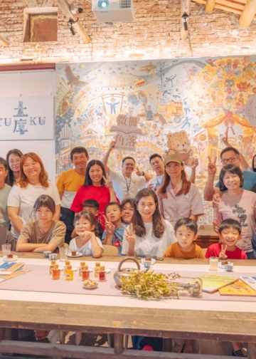 ▲參與民眾與講者於土庫萬得醫院溫馨合影，共享書香與油香時光。（圖/雲林縣政府提供）
