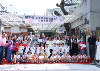 ▲今日啟用儀式由嘉義聖彼得幼兒園的小朋友們以溫暖歌聲為活動揭開序幕，許多位超過80歲的爺爺奶奶也一同共襄盛舉。(圖/嘉義市政府提供)
