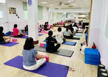 ▲活動講師楊筱慧博士帶領學員體驗瑜珈。(圖/嘉義市政府提供)