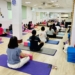 ▲活動講師楊筱慧博士帶領學員體驗瑜珈。(圖/嘉義市政府提供)