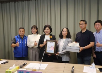 ▲縣長張麗善、副縣長代表縣府受贈。(圖/雲林縣政府提供)
