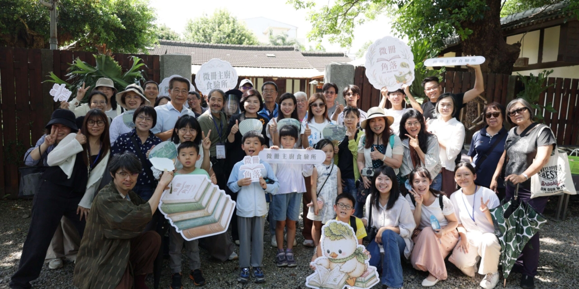 ▲縣長張麗善與參與微冊食光漫遊的親子家庭於百年三秀園前歡喜合影。（圖/雲林縣政府提供）