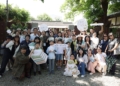 ▲縣長張麗善與參與微冊食光漫遊的親子家庭於百年三秀園前歡喜合影。（圖/雲林縣政府提供）