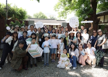 ▲縣長張麗善與參與微冊食光漫遊的親子家庭於百年三秀園前歡喜合影。(圖/雲林縣政府提供)