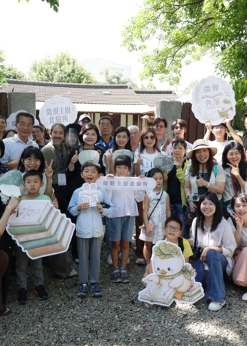 ▲縣長張麗善與參與微冊食光漫遊的親子家庭於百年三秀園前歡喜合影。（圖/雲林縣政府提供）