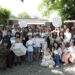 ▲縣長張麗善與參與微冊食光漫遊的親子家庭於百年三秀園前歡喜合影。（圖/雲林縣政府提供）