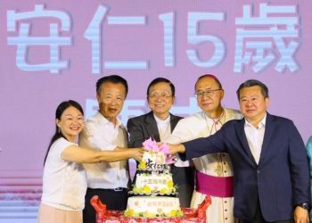 ▲天主教安仁家園15周年，與會來賓合切蛋糕慶祝。（圖/嘉義縣政府提供）