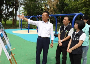 ▲縣長翁章梁等人視察新完工的溪口鄉鵪鶉兒童遊戲公園。（圖/嘉義縣政府提供）
