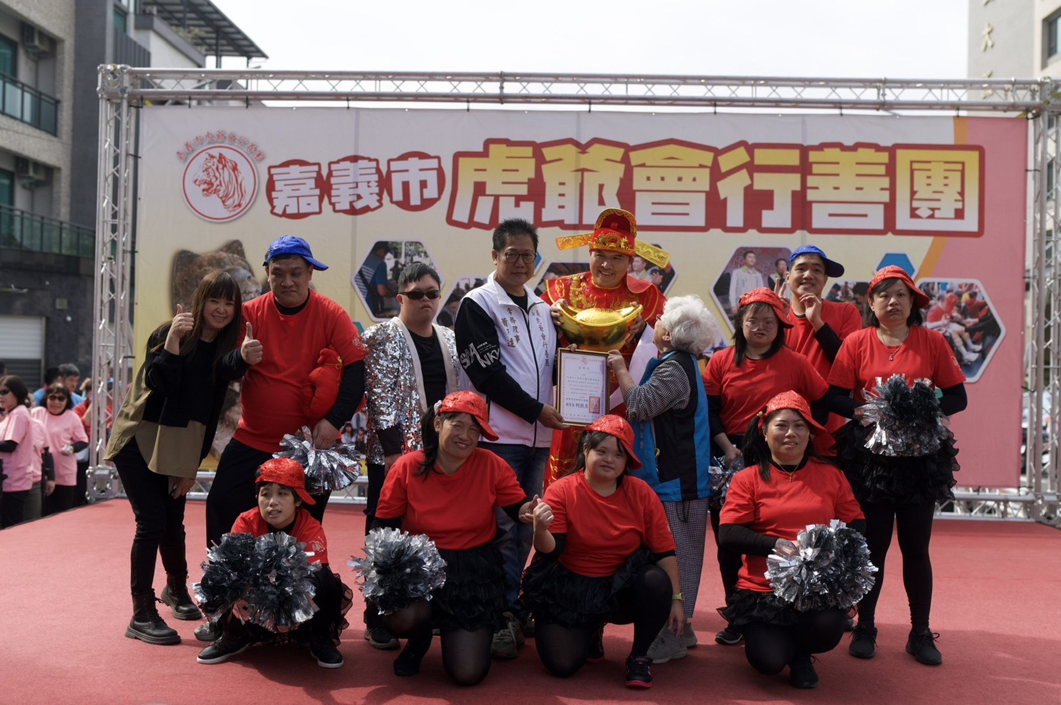 ▲社團法人嘉義市虎爺會行善團舉辦「虎爺有愛 寒冬送暖」餐車市集,邀請弱勢家庭共度溫馨佳節。(圖/嘉義市政府提供)