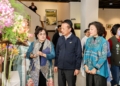 ▲縣長翁章梁在嘉義縣創意美學協會理事長陳阿梅等人陪同下，參觀會員作品。（圖/嘉義縣政府提供）