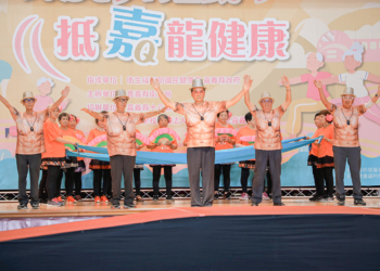▲長輩穿上肌肉裝，凸顯增肌主題。（圖/嘉義縣政府提供）