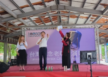 ▲縣長翁章梁特地到場為長輩獻唱，和長輩一起回憶過往。（圖/鹿草鄉公所提供）