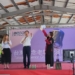 ▲縣長翁章梁特地到場為長輩獻唱，和長輩一起回憶過往。（圖/鹿草鄉公所提供）