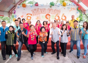 ▲嘉義市衛生局貼心關懷長輩，協助享用營養餐食。(圖/嘉義市政府提供)