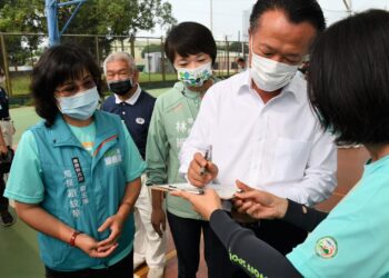 ▲送自己一份愛的禮物，翁章梁帶頭簽署安寧緩和療護。(圖/嘉義縣政府提供)
