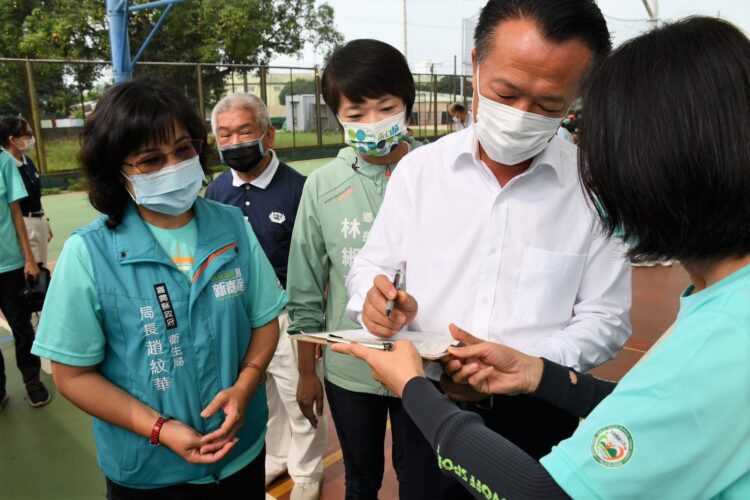 ▲送自己一份愛的禮物，翁章梁帶頭簽署安寧緩和療護。(圖/嘉義縣政府提供)