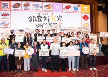 ▲嘉義市政府衛生局今(15)日舉辦「銀養好食光 樂齡食安心-我嘉健康地圖帶你吃」推廣記者會暨食安樂齡友善店家頒獎活動。(圖/嘉義市政府提供)