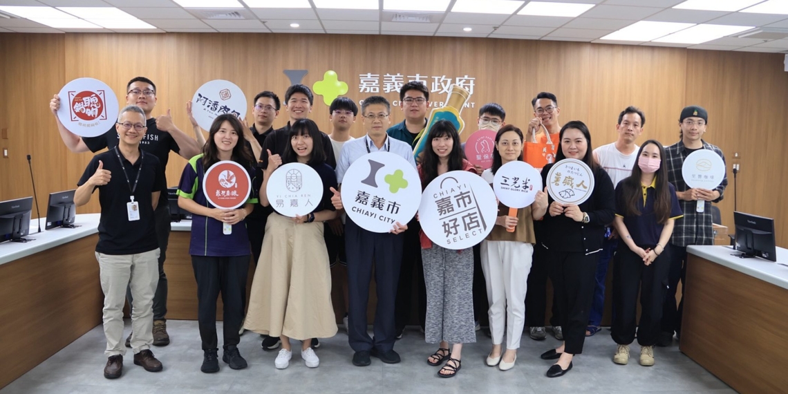 ▲嘉義市府團隊與15家「嘉市好店」參展業者齊心合影，展現進軍台北食品展決心。(圖/嘉義市政府提供)