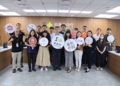 ▲嘉義市府團隊與15家「嘉市好店」參展業者齊心合影，展現進軍台北食品展決心。(圖/嘉義市政府提供)
