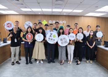 ▲嘉義市府團隊與15家「嘉市好店」參展業者齊心合影,展現進軍台北食品展決心。(圖/嘉義市政府提供)