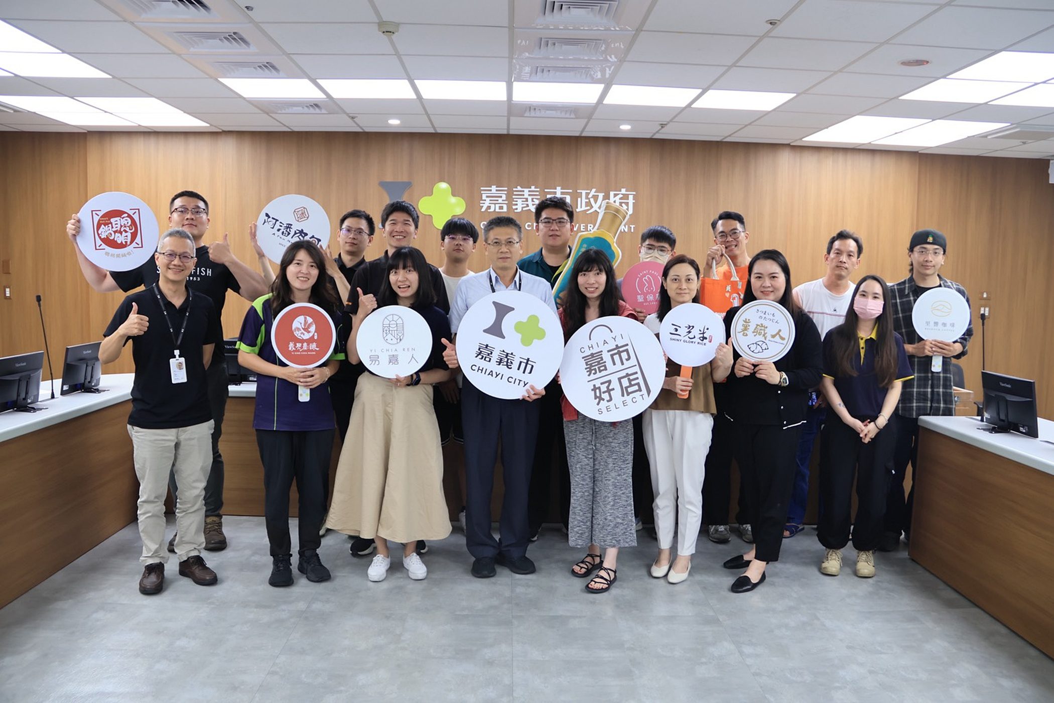 ▲嘉義市府團隊與15家「嘉市好店」參展業者齊心合影,展現進軍台北食品展決心。(圖/嘉義市政府提供)