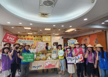 ▲豐泰文教基金會中秋前夕捐贈1200公斤阿古力耘鄉好米，由社會處長林文志代表接受，溫暖縣內600餘戶弱勢家庭。(圖/雲林縣政府提供)
