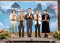 ▲縣長翁章梁（中）表揚第4屆嘉義文化獎得主，右起郭玉雯、蔡振南、陳政宏、王瓊玲。（圖/嘉義縣政府提供）