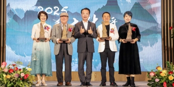 ▲縣長翁章梁（中）表揚第4屆嘉義文化獎得主，右起郭玉雯、蔡振南、陳政宏、王瓊玲。（圖/嘉義縣政府提供）
