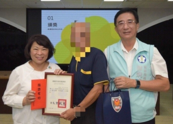▲市長黃敏惠特別表揚近期攔阻詐欺有功市民。(圖/嘉義市政府提供)