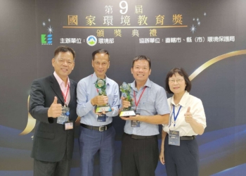 ▲雲林縣政府推薦單位古坑鄉大埔社區發展協會及虎尾鎮北溪社區-江炳辛理事長(右二)從全國各組參賽者中脫穎而出，分別獲得社區組優等獎及個人組優等獎。左一為環境部環境管理署顏旭明署長。(圖/雲林縣政府提供)