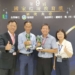 ▲雲林縣政府推薦單位古坑鄉大埔社區發展協會及虎尾鎮北溪社區-江炳辛理事長(右二)從全國各組參賽者中脫穎而出，分別獲得社區組優等獎及個人組優等獎。左一為環境部環境管理署顏旭明署長。(圖/雲林縣政府提供)