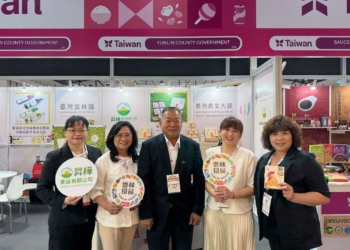 ▲雲林良品參展團隊與昇樺食品於泰國食品展合影，共同展現台灣農業外銷實力。（圖/雲林縣政府提供）