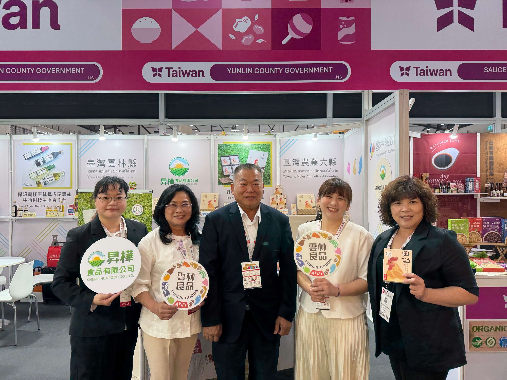 ▲雲林良品參展團隊與昇樺食品於泰國食品展合影,共同展現台灣農業外銷實力。(圖/雲林縣政府提供)