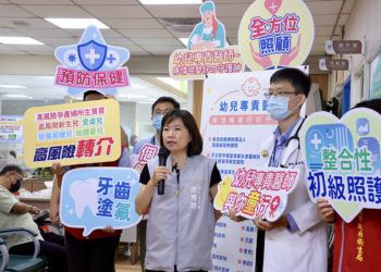 ▲衛生局長廖育瑋仔細說明「幼兒專責醫師制度計畫」內容。(圖/嘉義市政府提供)