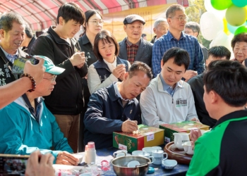 ▲縣長翁章梁為比賽茶簽名。（圖/嘉義縣政府提供）